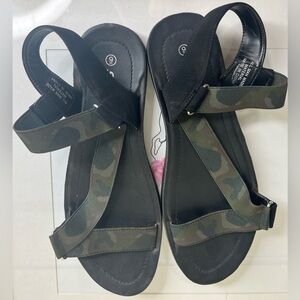 Soda Camo Strap Sandals Size 9